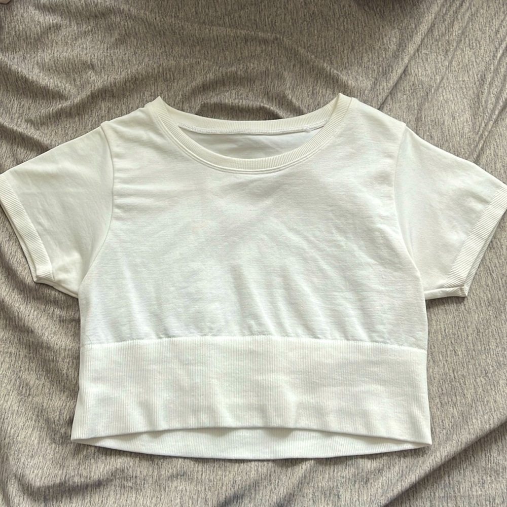 AEIRE WHITE CROP TOP